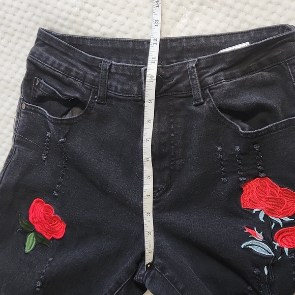 BLACK OMBRE WOMENA JEANS WITH RED ROSES SIZE 30 DISTRESSED - Picture 10 of 12